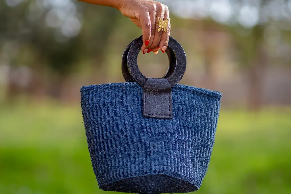 Navy blue minimalist bag-Size 6