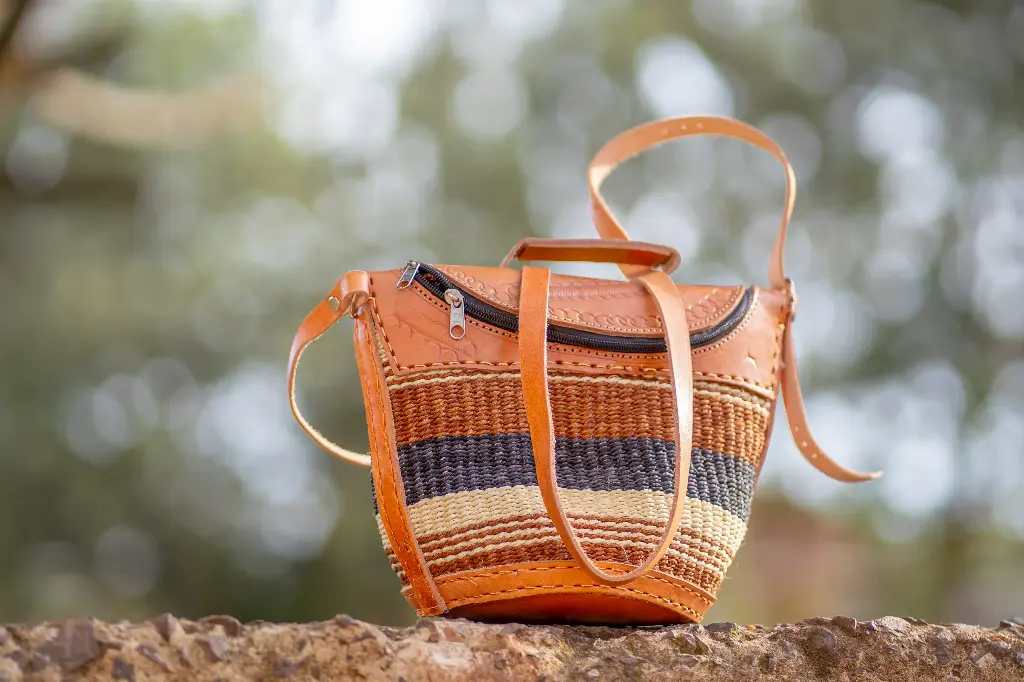 Kiondo sling bag -Size 6